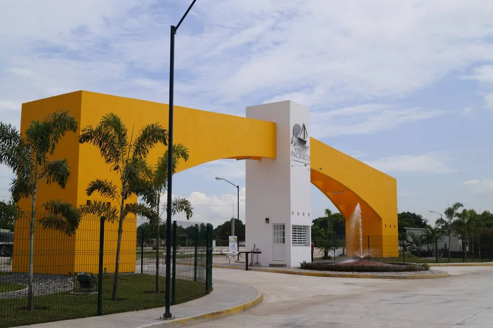 Puerto Pacifico: puerto pacifico pórtico